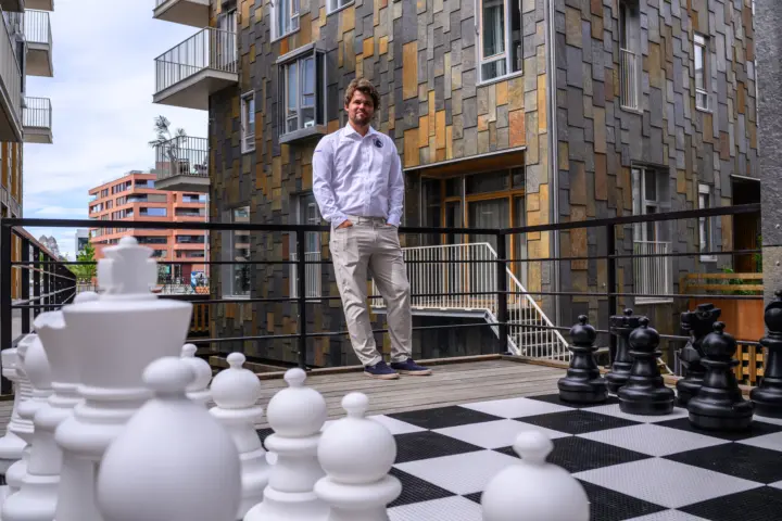 Vannkunsten Syd fikk besøk av Magnus Carlsen og sjakkeliten