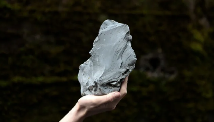 Blåleire fra byggeplassen ble keramikk